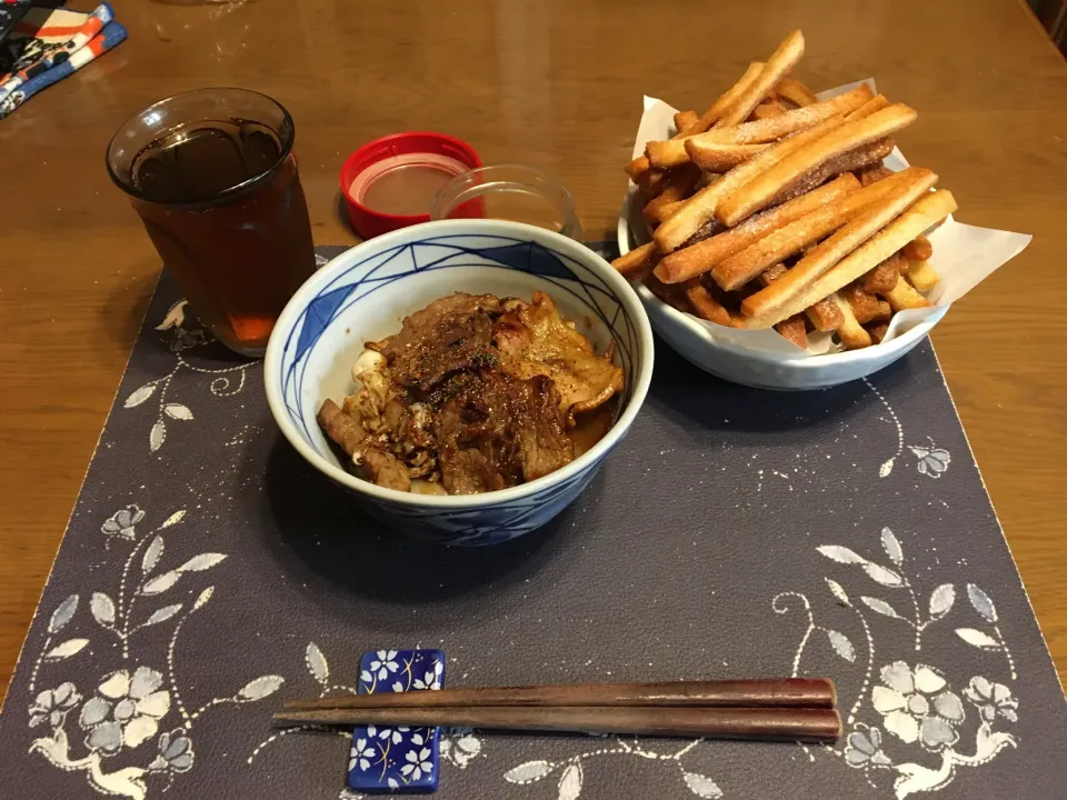 Snapdishの料理写真:焼肉丼、揚げパン、沢庵、烏龍茶(昼飯)|enarinさん