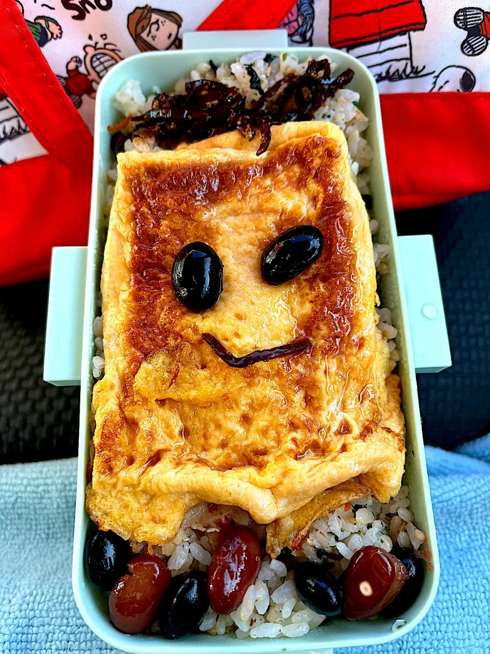 Snapdishの料理写真:#昼飯　黒豆昆布の天パー顔チーズオムレツと子持ち昆布と黒豆4個茶豆3個交互乗せロウカット玄米白米ミックスわかめたらこ混ぜご飯梅挟み弁当|ms903さん