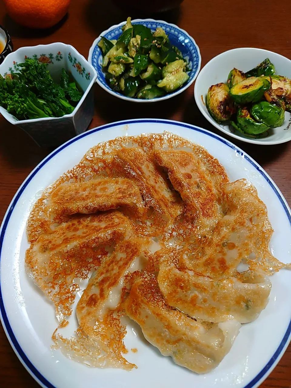 餃子
芽キャベツのオリーブオイル炒め
菜の花の辛子和え
きゅうりの中華和え|ぱやさん