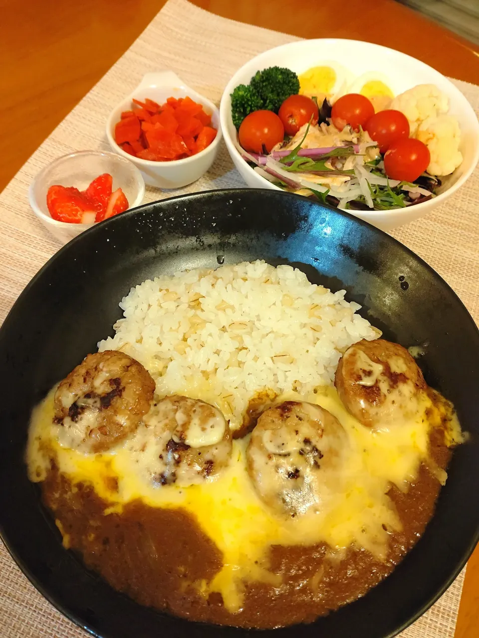 Snapdishの料理写真:☆チーズ　ミニハンバーグカレー
☆サラダ
☆福神漬
☆いちご🍓|chikakoさん