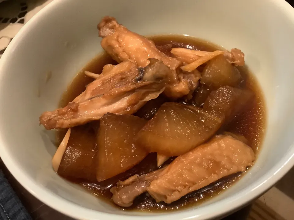 大根と鶏手羽の黒酢煮😋|アライさんさん