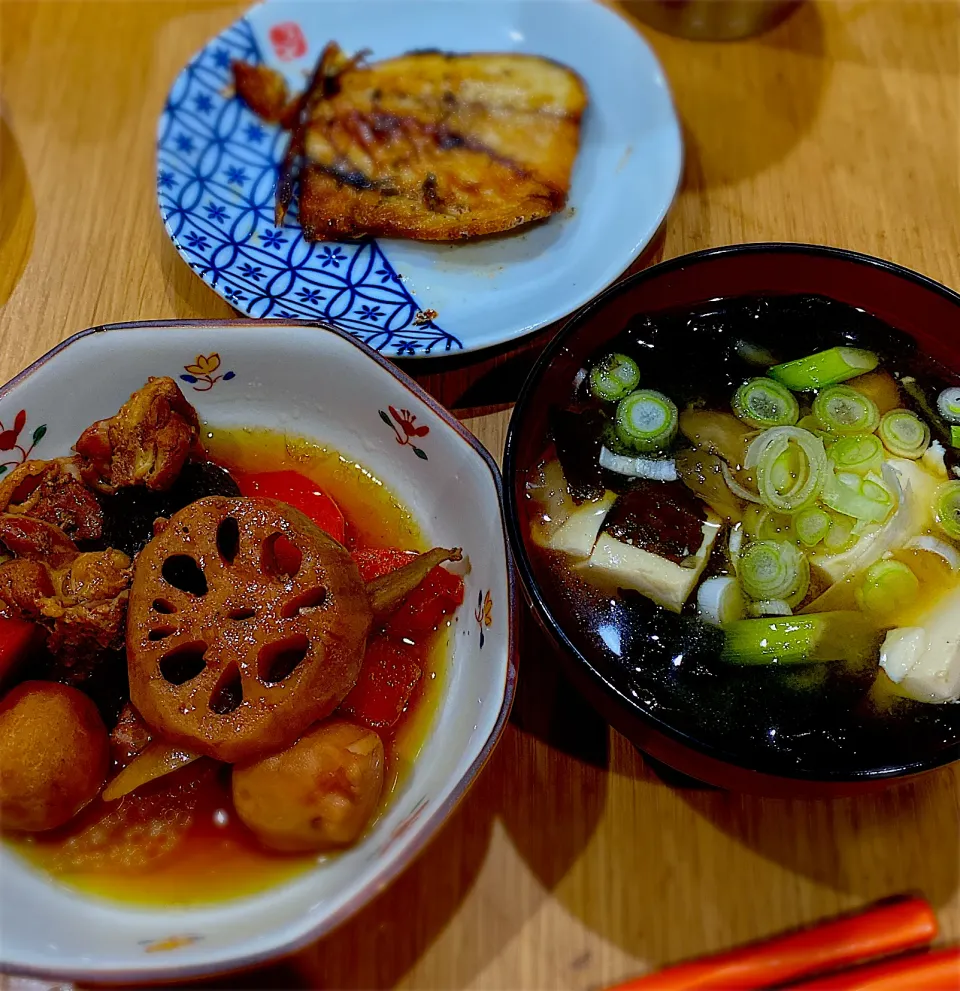 煮しめ、塩サバ焼、舞茸長ネギ豆腐ワカメの味噌汁|りえはるさん