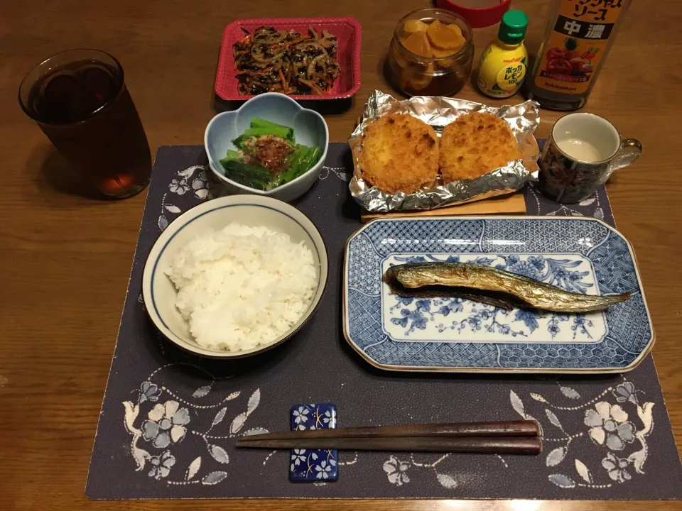 Snapdishの料理写真:ご飯、秋刀魚の塩焼き、帆立のクリームコロッケ、蓮根とひじきの煮物、小松菜のお浸し、沢庵、烏龍茶、森永マミーの寒天(夕飯)|enarinさん