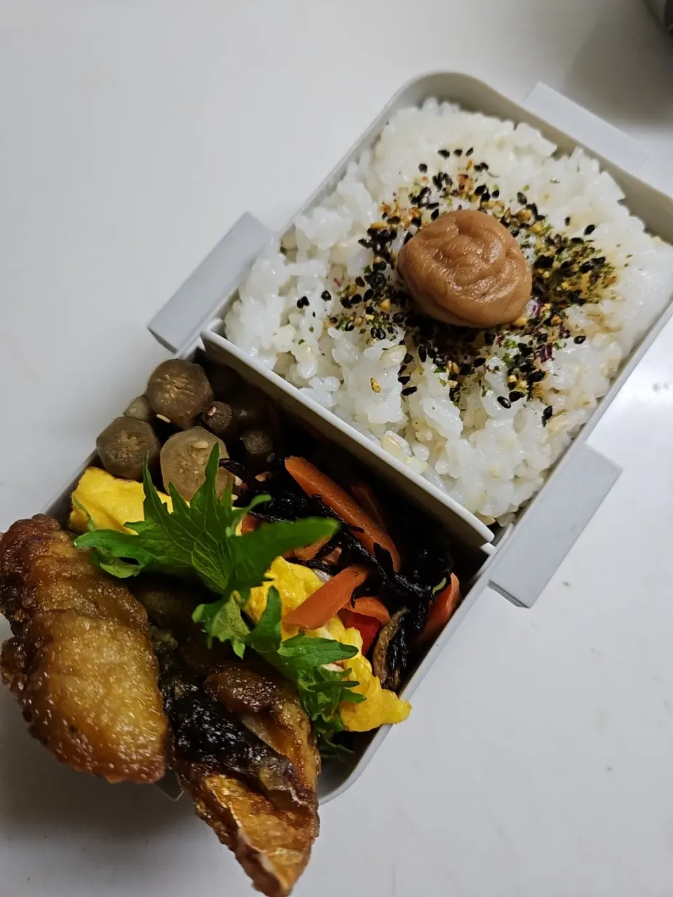 ☆中学生弁当☆玄米入りごはん、味ゴマひじき、梅、ひじき煮物、鱈竜田揚げ、牛蒡甘煮、カニカマ卵焼き|ｼｮｺﾗさん