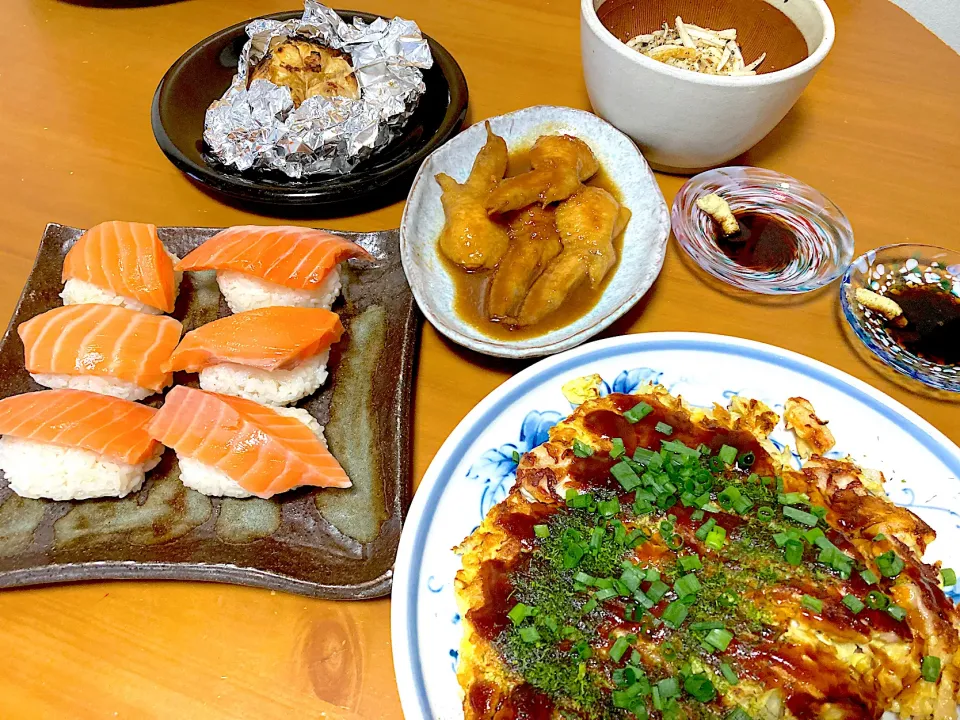 食べたいもの作った夕飯〜ふるさと納税で人気のアトランティックサーモンでお寿司❤️豚玉お好み焼き❤️塩糀パウダーで柔らか鶏手羽中の酸っぱ煮❤️ニンニクのホイル焼き❤️大根の皮の塩きんぴら|さくたえさん