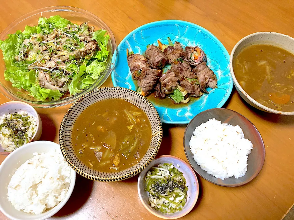 野菜の肉巻き、カレー風味スープ、メカブ納豆、地鶏たたきサラダ、五分づき米ご飯|さくたえさん