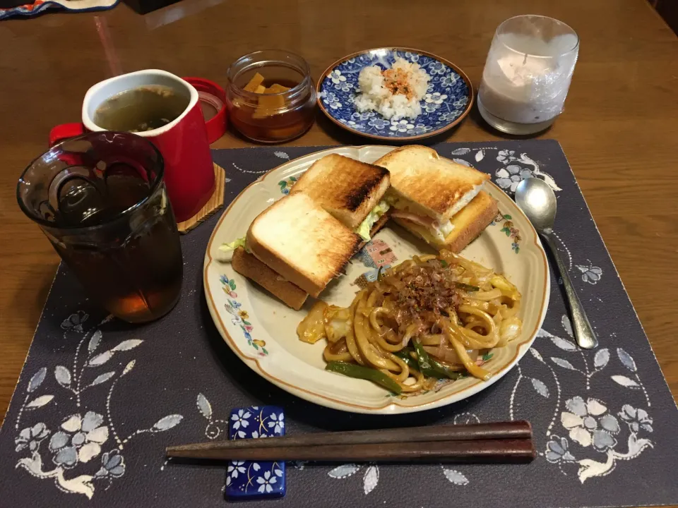 ホットサンドイッチ、焼きうどん、鮭ふりかけご飯、ワカメと揚げ玉ねぎ入りタマネギスープ、苺スプレッド入りヨーグルト(昼飯)|enarinさん