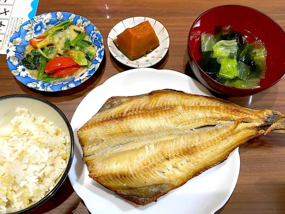 ほっけの干物　キャベツとわかめのスープ　かぼちゃの煮物　ほうれん草とトマトのチーズ焼き|おさむん17さん