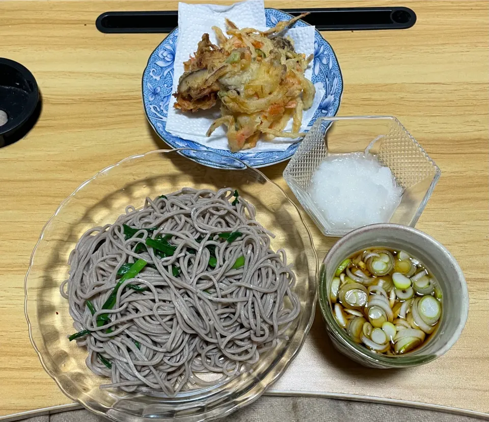 Snapdishの料理写真:ニラ蕎麦に天麩羅で|料理好きなじいさまさん