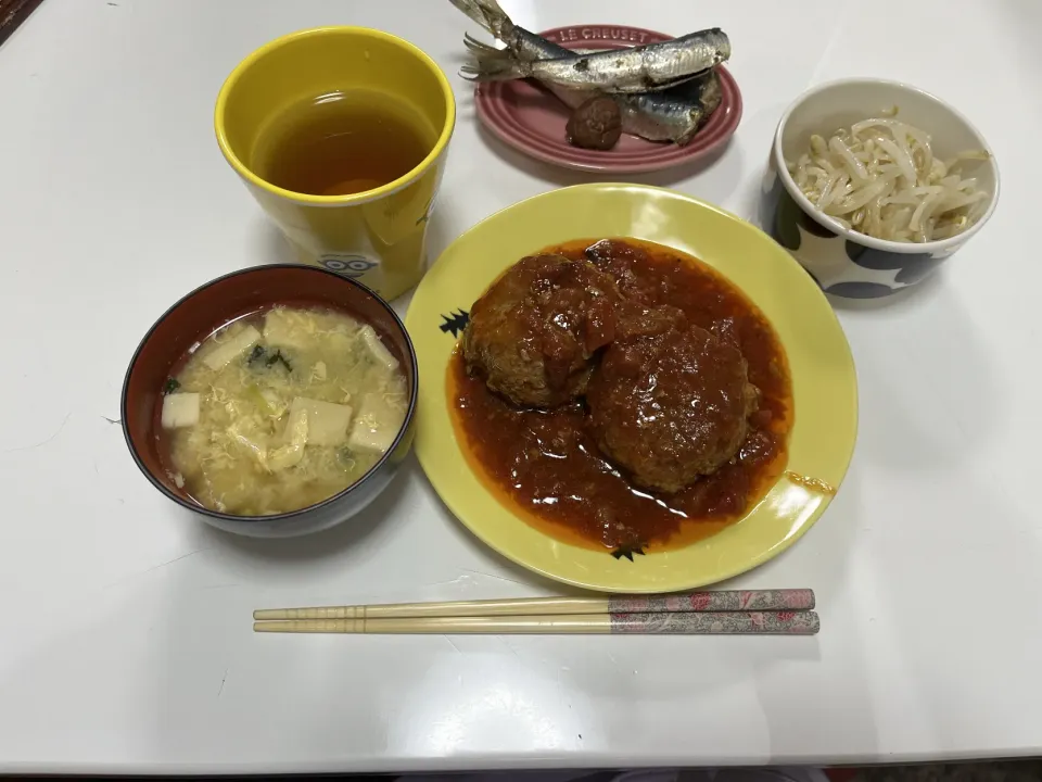 Snapdishの料理写真:晩御飯☆イワシの梅煮☆煮込みハンバーグ☆もやしのナムル☆みそ汁（キャベツ・高野豆腐・ワカメミックス・溶き卵）|Saharaさん