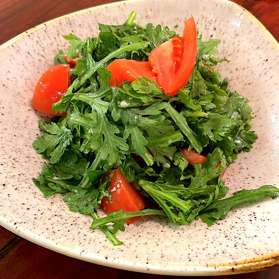 玉ねぎ麹ドレッシングの春菊サラダ|かにかにさん