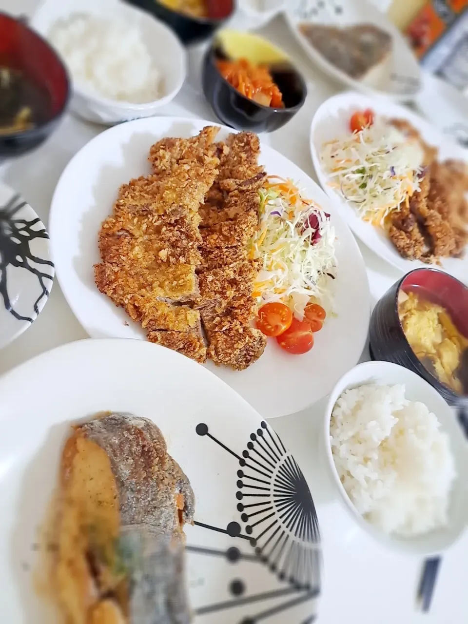 夕食(,,>᎑<,,)
ビーフカツ＆サラダ🥗
カレイのバタームニエル
キムチ
もずくと豆腐の卵スープ
苺🍓|プリン☆さん