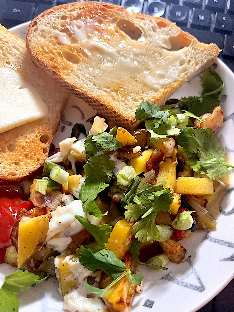 Fried potatoes, mushrooms, bacon, bellpeppers, onions, cilantro breakfast with sourdough toast|🌺IAnneさん