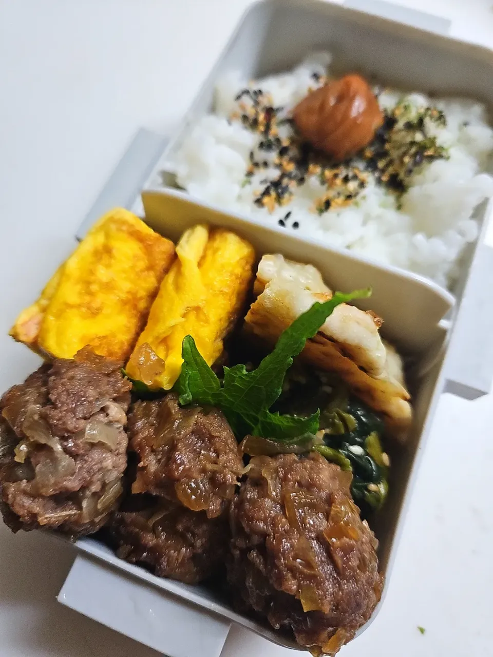 ☆中学生弁当☆味ゴマひじき、梅ごはん、カニカマ卵焼き、葱味噌焼き、ほうれんそうナムル、肉団子|ｼｮｺﾗさん