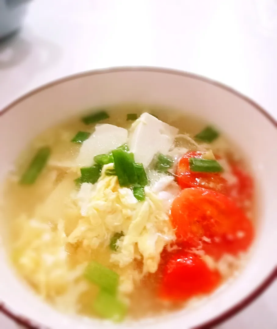 Snapdishの料理写真:Tofu + Tomatoes + Egg Soup

Soup base : Anchovies + Kelp

Sauce : Fish sauce|2721_blissさん