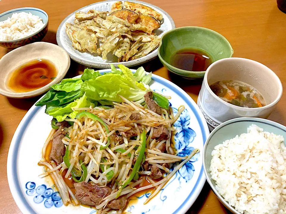 ゴボウとカボチャの天麩羅♡牛みすじの野菜炒め、五分づき米➕もち麦ご飯♡モズクとメカブのトロトロスープ(白菜のお漬物入り)|さくたえさん