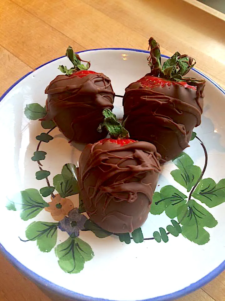 Chocolate covered sweet strawberries🍫🍓|🌺IAnneさん