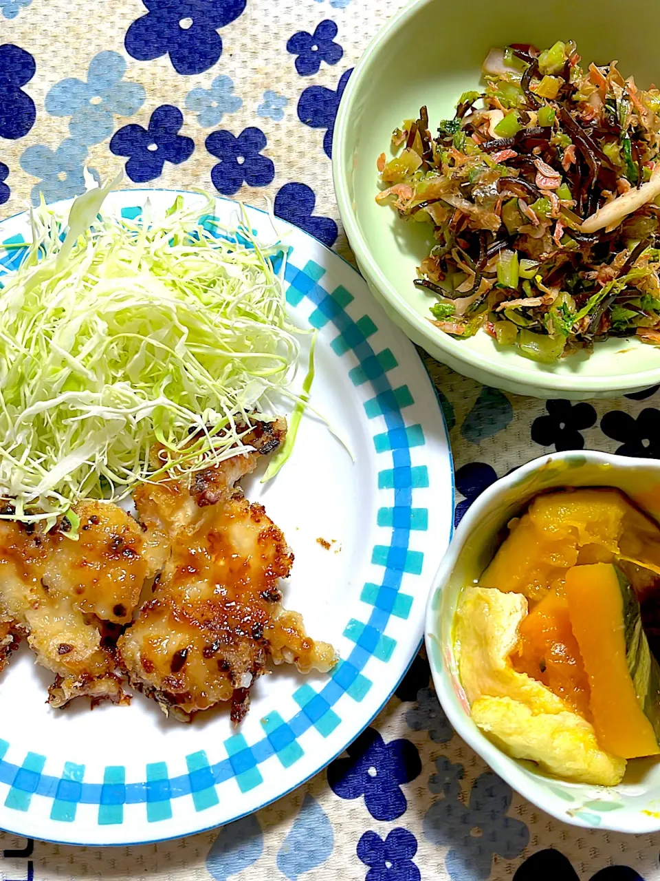 鶏胸肉のパン粉焼きチーズかけ　南瓜煮　カブの葉と大根葉のふりかけ|4jinoanataさん