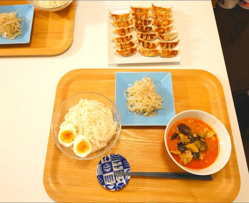 Snapdishの料理写真:今日の夕食　パネーンカレー、そうめん、もやしナムル、餃子|pinknari🐰🌈さん