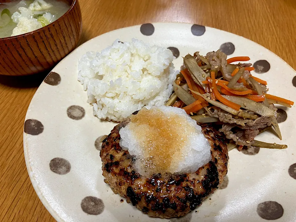 Snapdishの料理写真:＊和風おろしハンバーグ＆牛肉入りきんぴら＆冷蔵庫の残り野菜たっぷりお味噌汁＊|＊抹茶＊さん