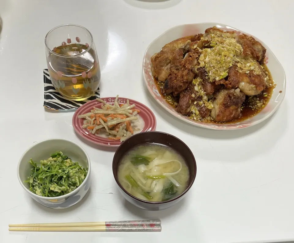 Snapdishの料理写真:晩御飯☆油淋鶏☆豆苗の卵炒め☆ごぼうサラダ☆みそ汁（じゃが芋・ほうれん草・ふし麺）|Saharaさん