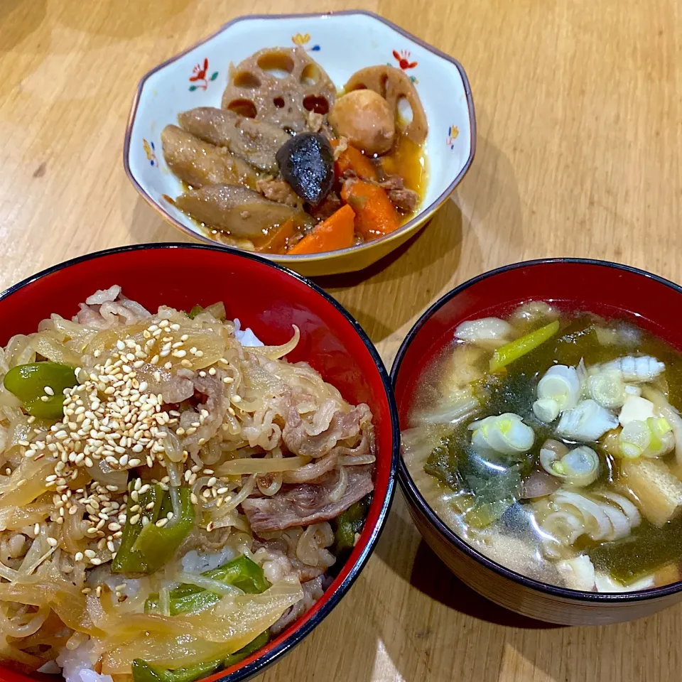 30分で作った夕飯。白菜、豆腐、油揚げ、長ネギ、ワカメ、しめじの味噌汁と牛肉ピーマン丼。残り物の煮しめ。久しぶりの大雪なのであったかご飯|りえはるさん