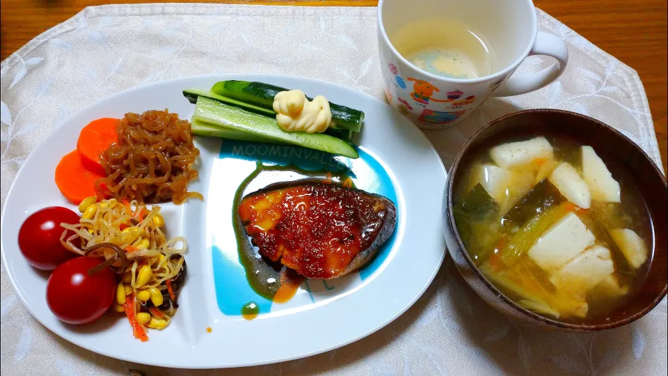 Snapdishの料理写真:1/16の夕食
鰤の照り焼き
野菜のおかずいろいろ
小松菜の味噌汁|卯月さん