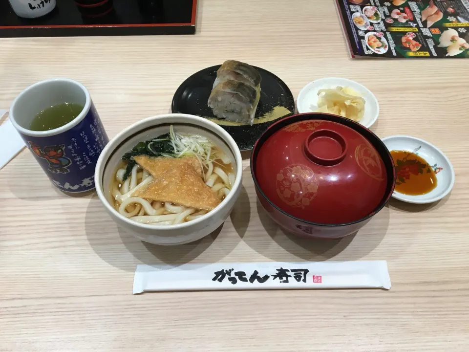 きつねうどん、あんこう汁、とろ鯖炙り棒寿司、自家製上〆さばガリ巻き、サービスのガリ、熱い日本茶(遅い昼飯、匠のがってん寿司)|enarinさん