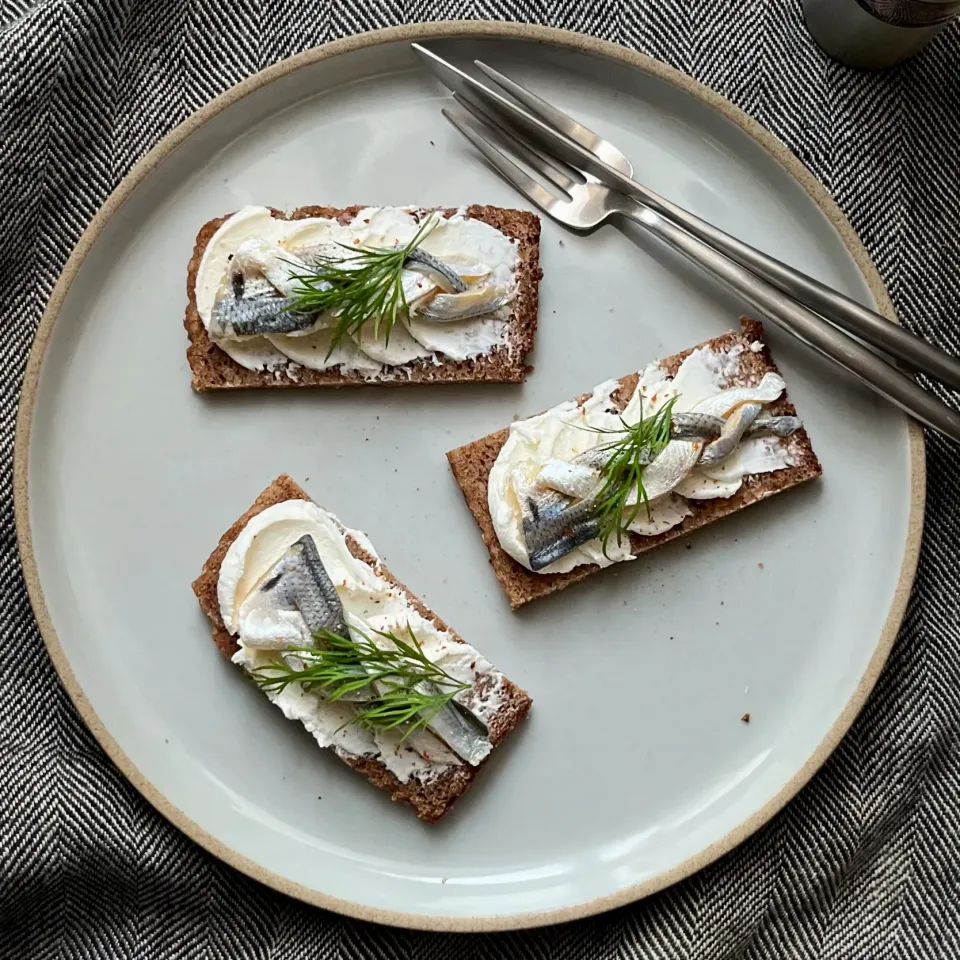 Snapdishの料理写真:まる(丸大豆)さんの料理 🟠まるさんの料理 小肌のオープンサンド|まる(丸大豆)さん