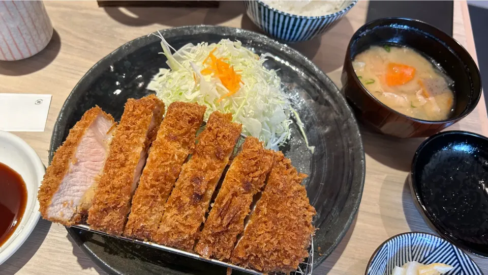 とんかつ神楽坂さくらさんのロースカツ定食|Morito Kamiyaさん