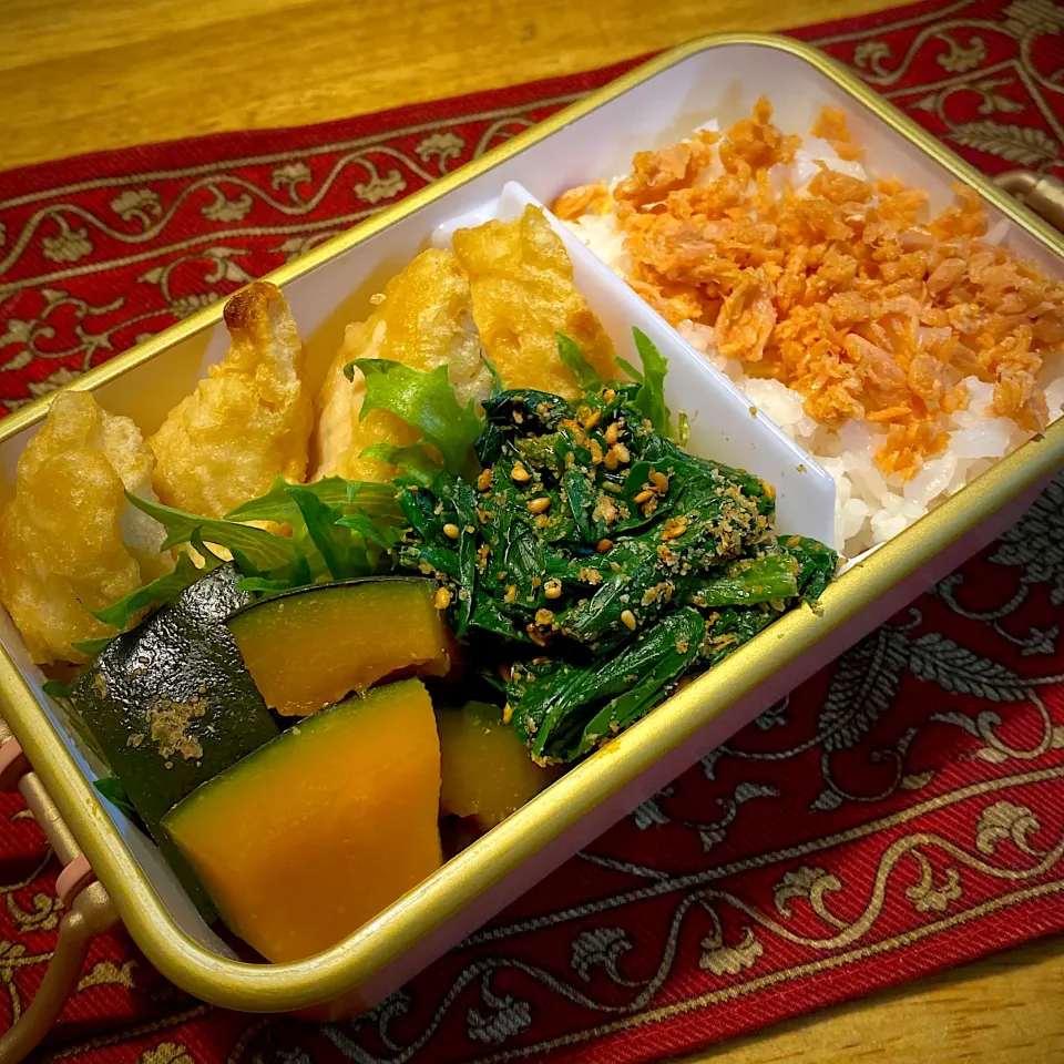 鶏天と、かぼちゃの煮物と、ほうれん草の胡麻和えと、鮭フレークご飯弁当|もえさん