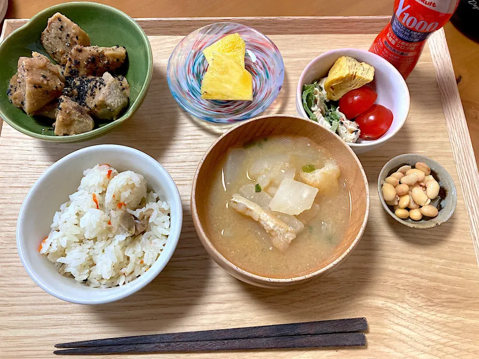 Snapdishの料理写真:蕪と油揚げのお味噌汁💚ばら寿司💚親芋の味ソース煮💚残り物まぜこぜサラダ💚お味噌仕込みで余った茹で大豆の甘酢漬け💚パイナップル💚Yakult1000|さくたえさん