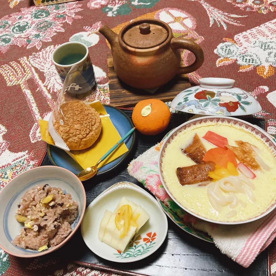 grandmaの晩ごはん☆ 今夜は先日の小田巻蒸しのあまり具材で…
デザートは､やながわさんのシュークリームを頂きます|kaoriさん