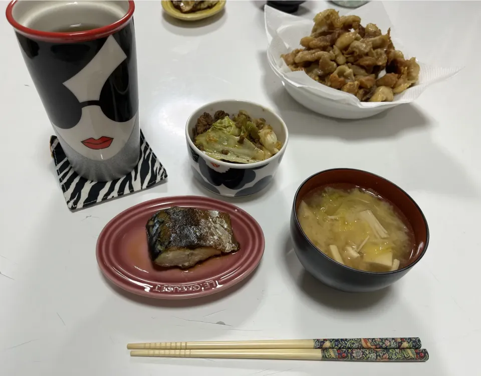 Snapdishの料理写真:晩御飯☆焼き鯖☆肉みそキャベツ☆ぼんじりと鶏皮の塩焼き☆みそ汁（白菜・えのき・高野豆腐・揚げ）|Saharaさん