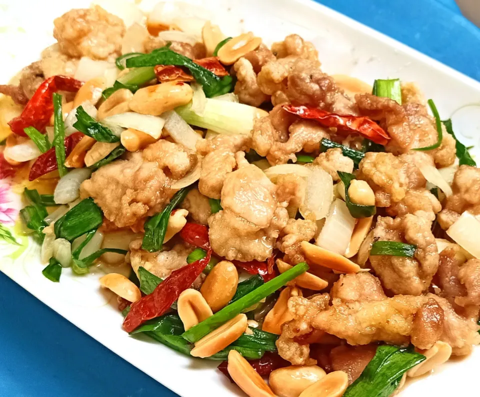 ไก่ผัดถั่วลิสง
Stir-fried fried chicken with peanuts|🌿Veerapan Mu🌿さん