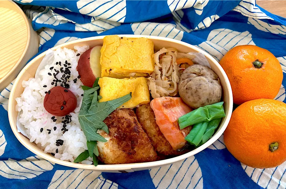 シャケの西京焼きカニカマのクリームコロッケとエビカツ、甘栗と白あんで作ったきんとんのお弁当|ナタママさん