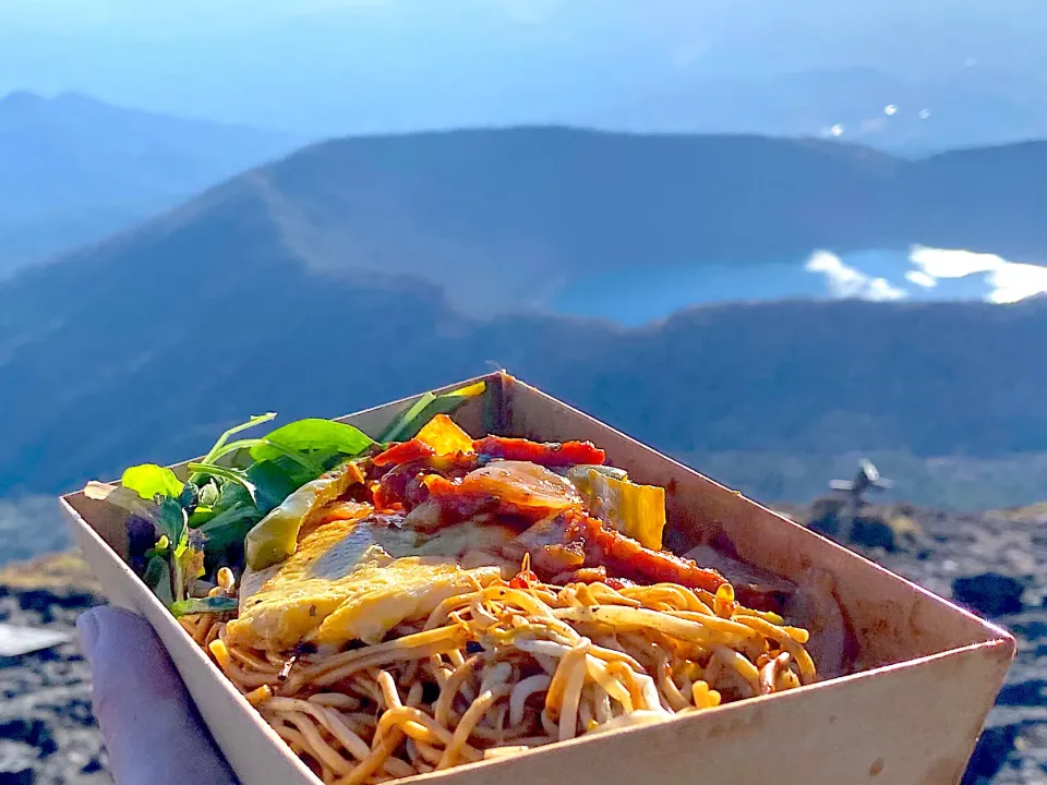 韓国岳の頂上で大浪池を眺めながらナポリタン焼きそば〜美味しい😋|shikaさん