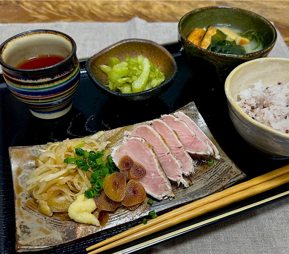 マグロのタタキで朝定食。|くまちゃんさん