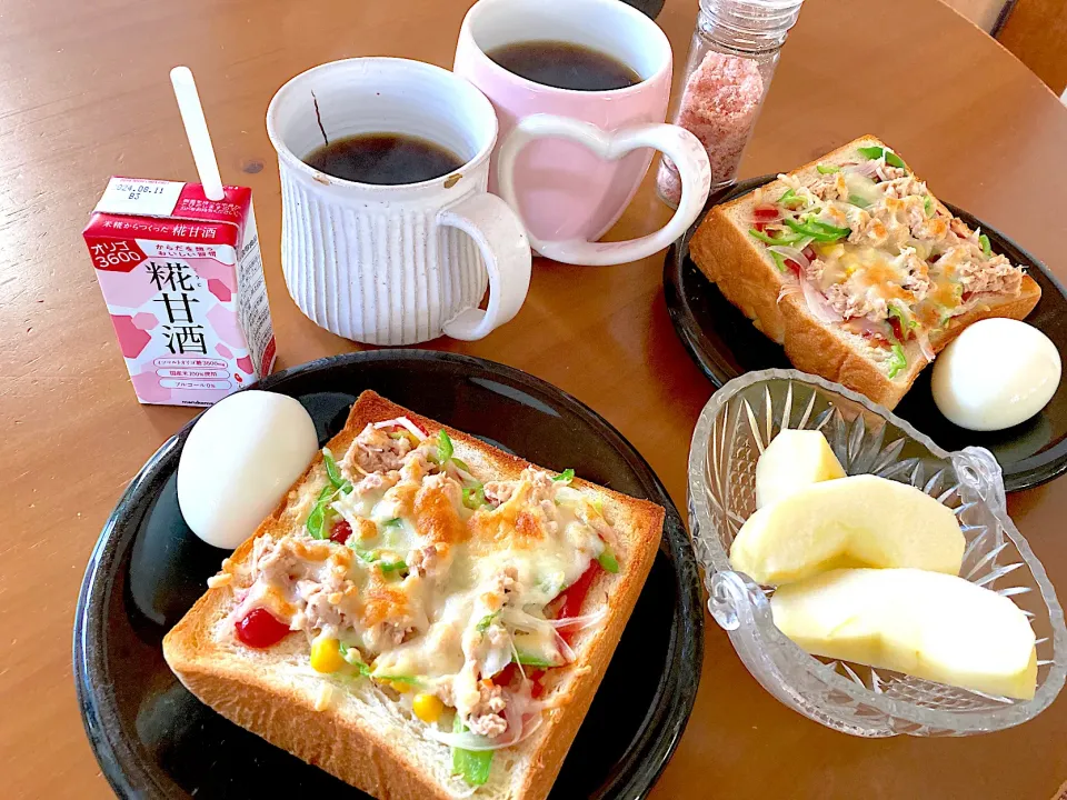 ツナのピザトースト😘４枚切りでガッツリ食べたくなってwith珈琲、りんご。糀甘酒オリゴ糖プラス。おうちシェフProゆで卵は岩塩で。|さくたえさん