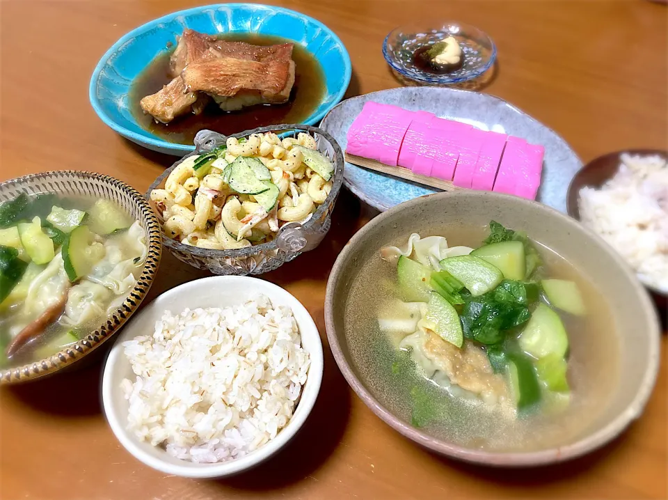 焼き餃子🥟と野菜の具沢山スープ🧡蒲鉾マヨしょうゆ柚子胡椒🧡赤魚の煮付け🧡マカロニサラダ🧡もち麦ご飯|さくたえさん