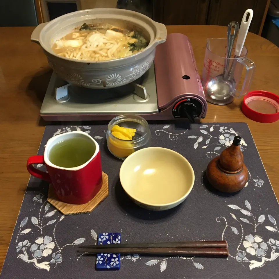 Snapdishの料理写真:味噌仕立て鍋焼きうどん、沢庵、熱い日本茶(昼飯)|enarinさん