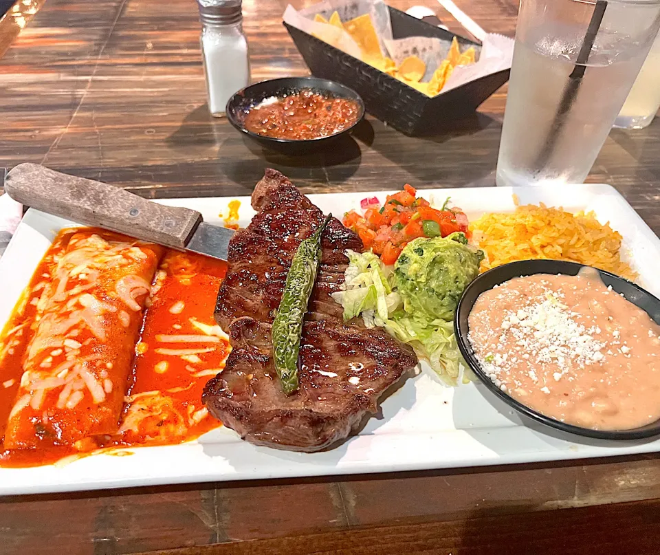 Red cheese enchilada and steak dinner with pico de gallo, guac,rice & beans|🌺IAnneさん