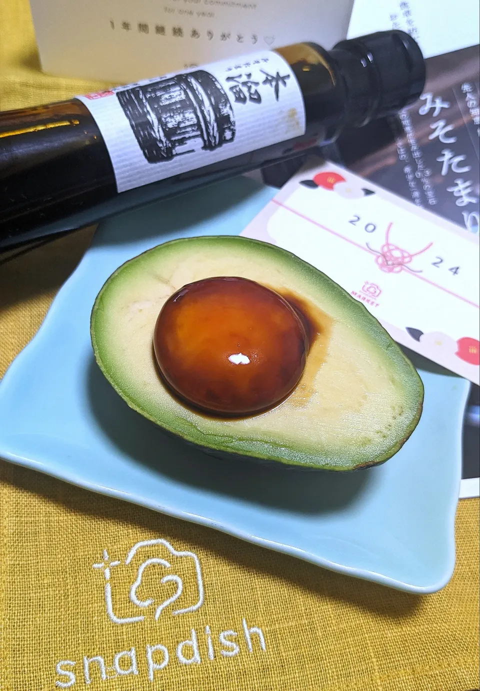 みそたまりの黄身漬けちゃん🥚アボカドにおさまる🥑|ひとみんΨ(*´∀｀)Ψさん