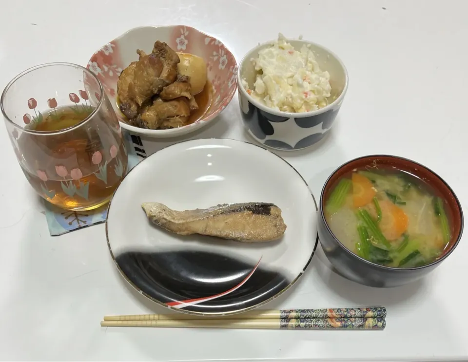 晩御飯☆ぶり☆手羽元とゆで卵の酸っぱ煮☆ポテトマカロニサラダ☆みそ汁（大根・人参・ほうれん草）|Saharaさん