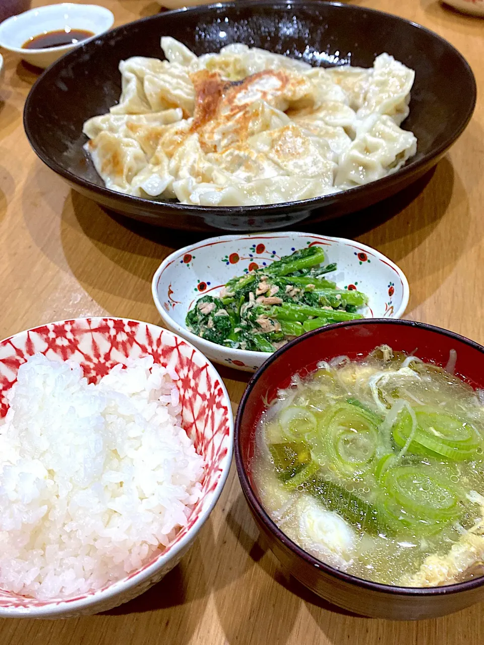 前回焦がしてしまったので、気弱になって焼きが甘くなった蒸し餃子？と半額になった春菊を使ったツナあえ。豚肉、玉ねぎ、キャベツ、もやし、長ネギ、卵、えのきで中華スープ|りえはるさん