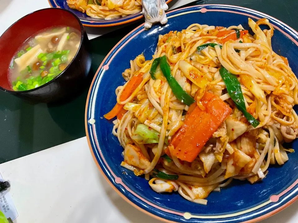 Snapdishの料理写真:豚キムチうどんとナメコとお揚げさんのお味噌汁
#居酒屋メニュー再現
#大盛り
#具沢山
#辛くない|Takeshi  Nagakiさん