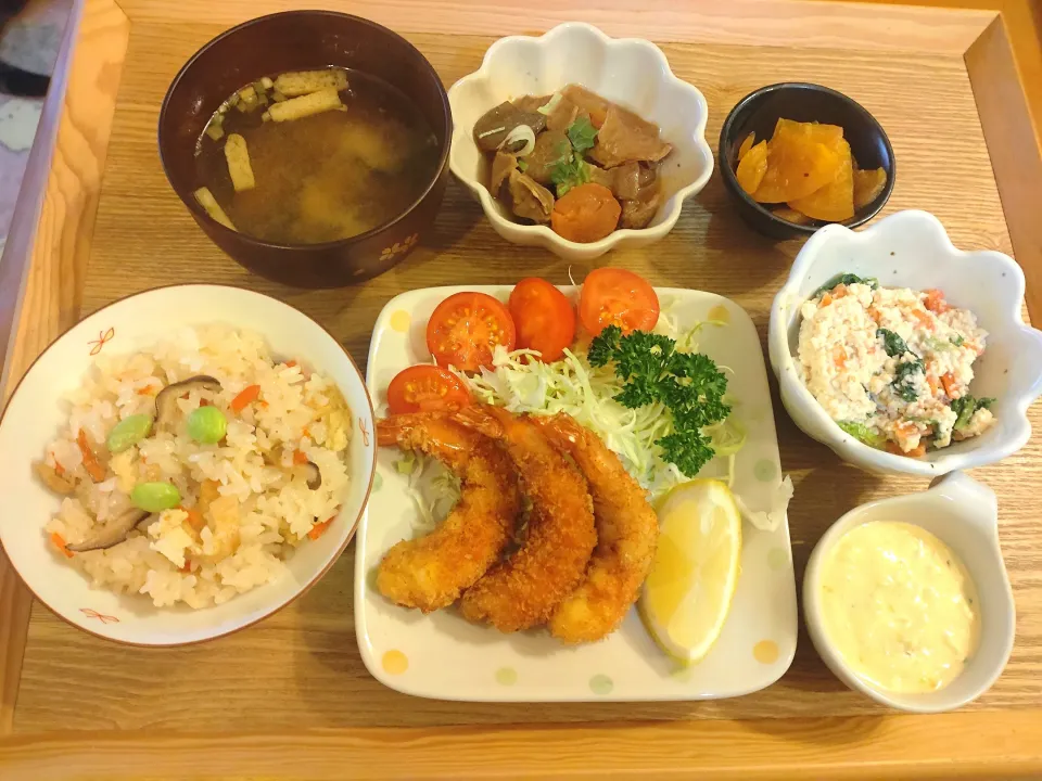 Snapdishの料理写真:☆エビフライ
☆もつ煮込み
☆白和え
☆炊き込みご飯
☆味噌汁
☆つぼ漬け
☆タルタルソース|chikakoさん