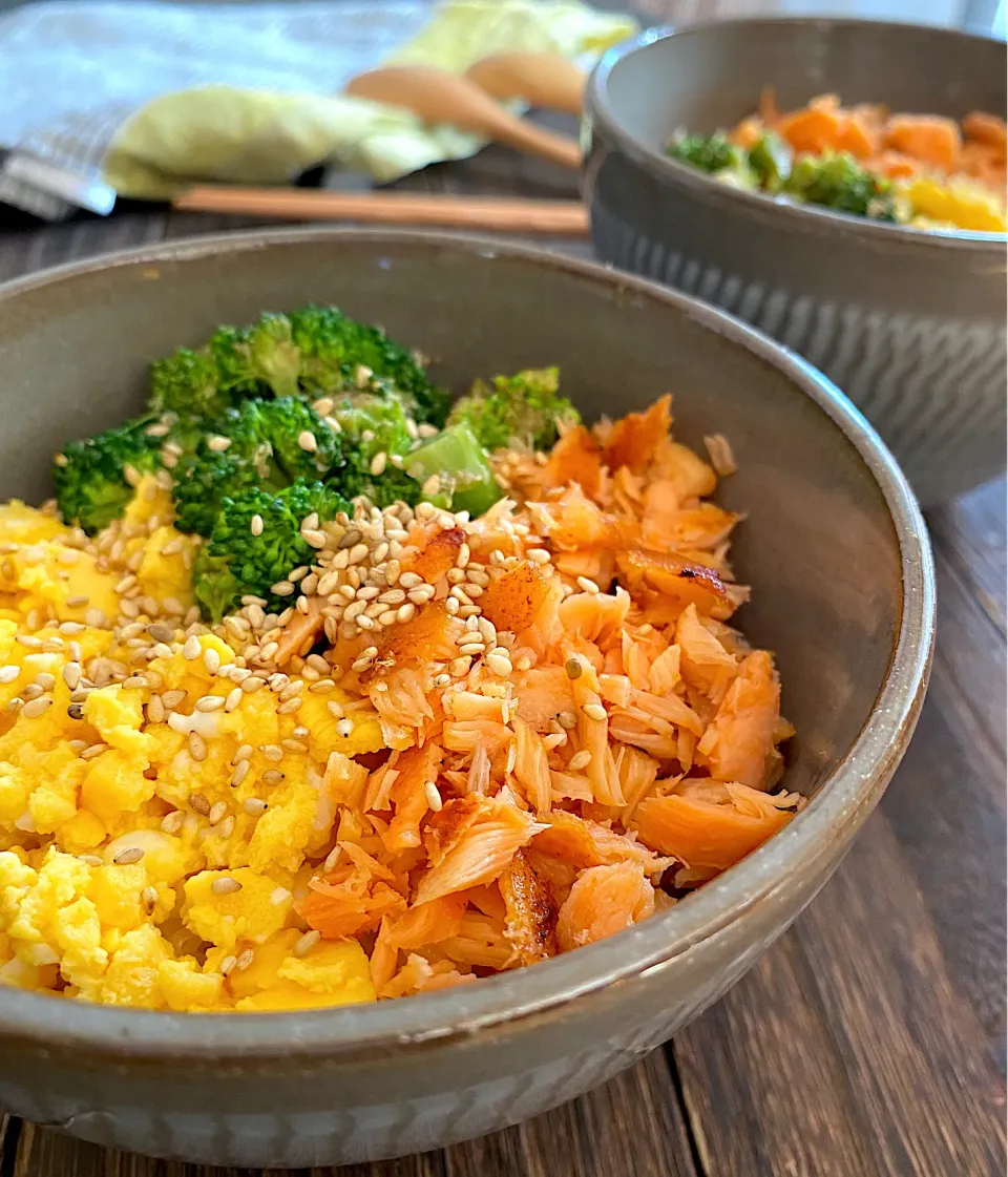 塩鮭の三色そぼろ丼|ちぐあささん