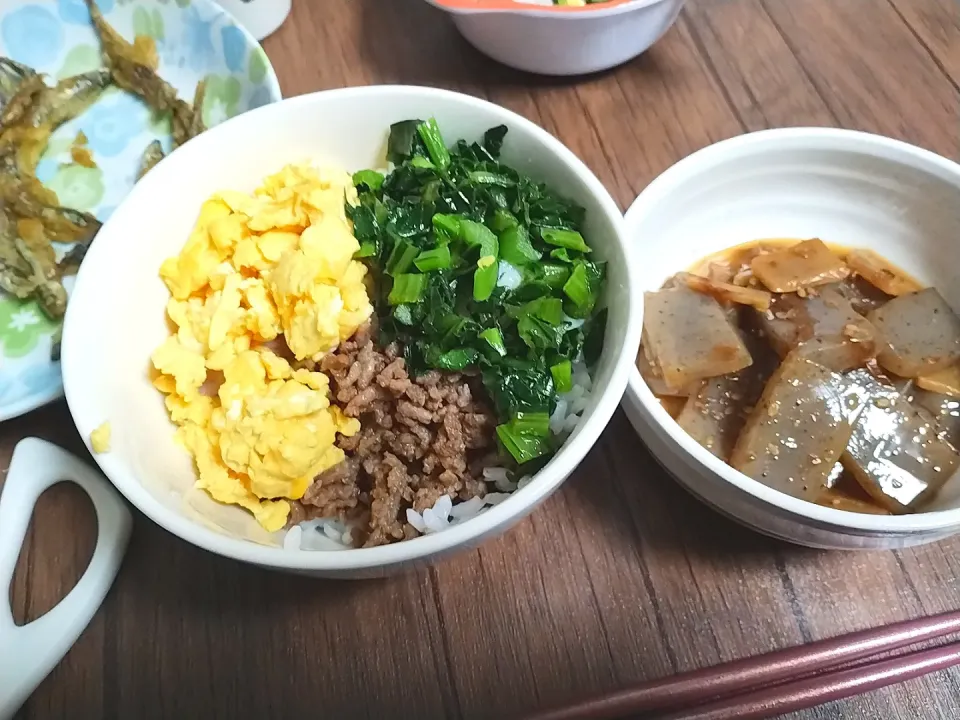 きびなごの天ぷら
三色丼
こんにゃくのピリ辛煮|尚さん