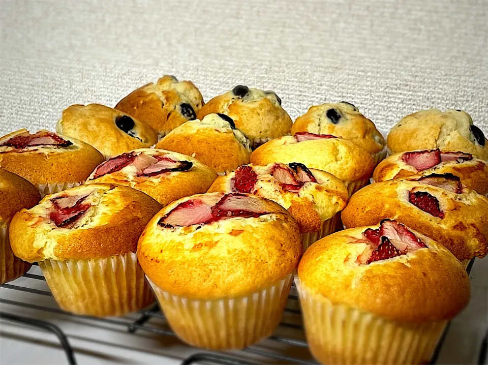 明日は何マフィンを焼こう🧁生苺のマフィンには丸ごと一粒の苺が入っていて、てっぺんにもスライス苺を乗せて焼き上げました。|maSami＊さん